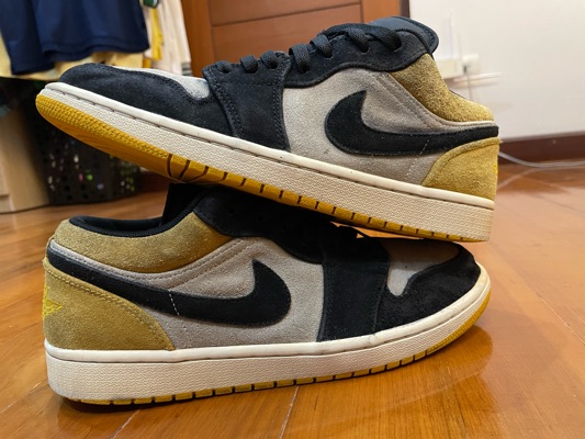 Nike air jordan 1 low sail university hotsell gold black