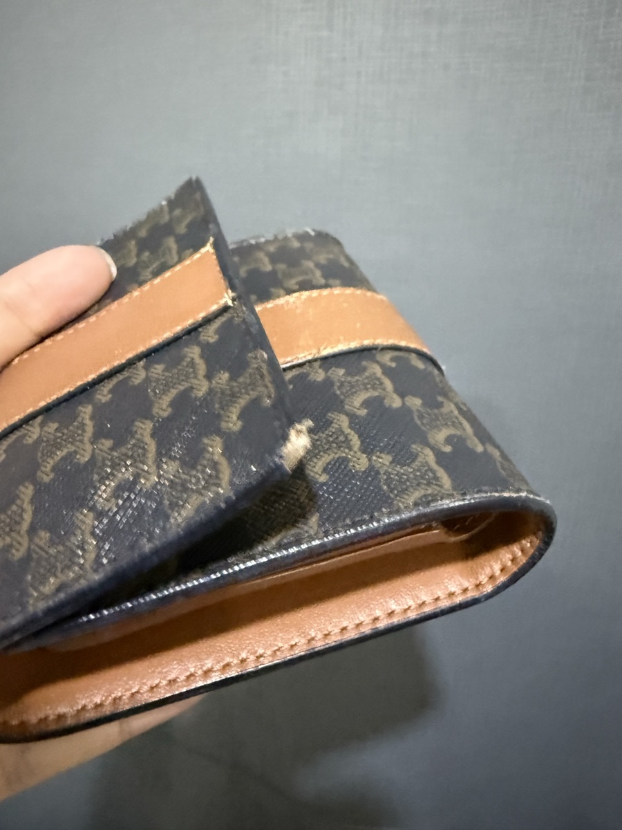 【日常が輝く】CELINE SMALL TRIFOLD WALLET IN TRIOMPHE CANVAS CELINE Small Trifold Wallet in Triomphe canvas and lambskin